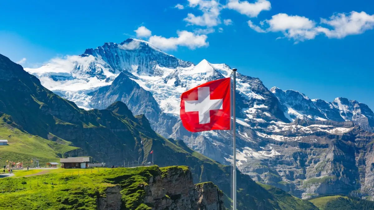 Montagne et drapeau Suisse