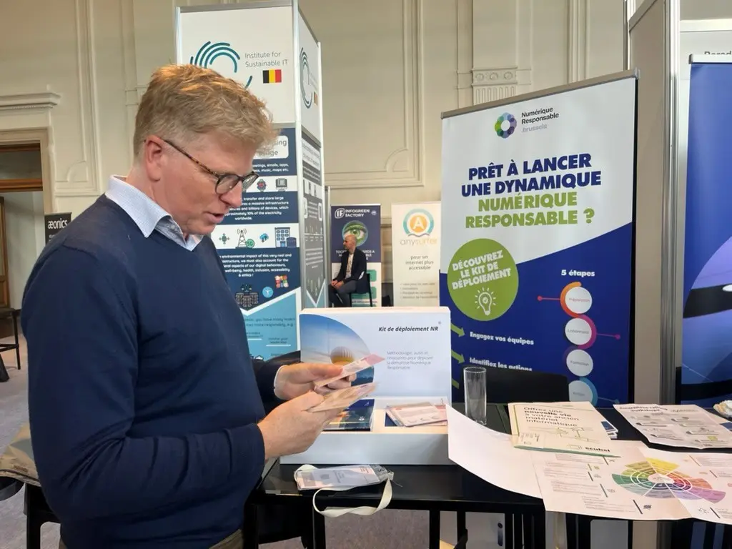 Tanguy Delestre visite le stand de numérique responsable