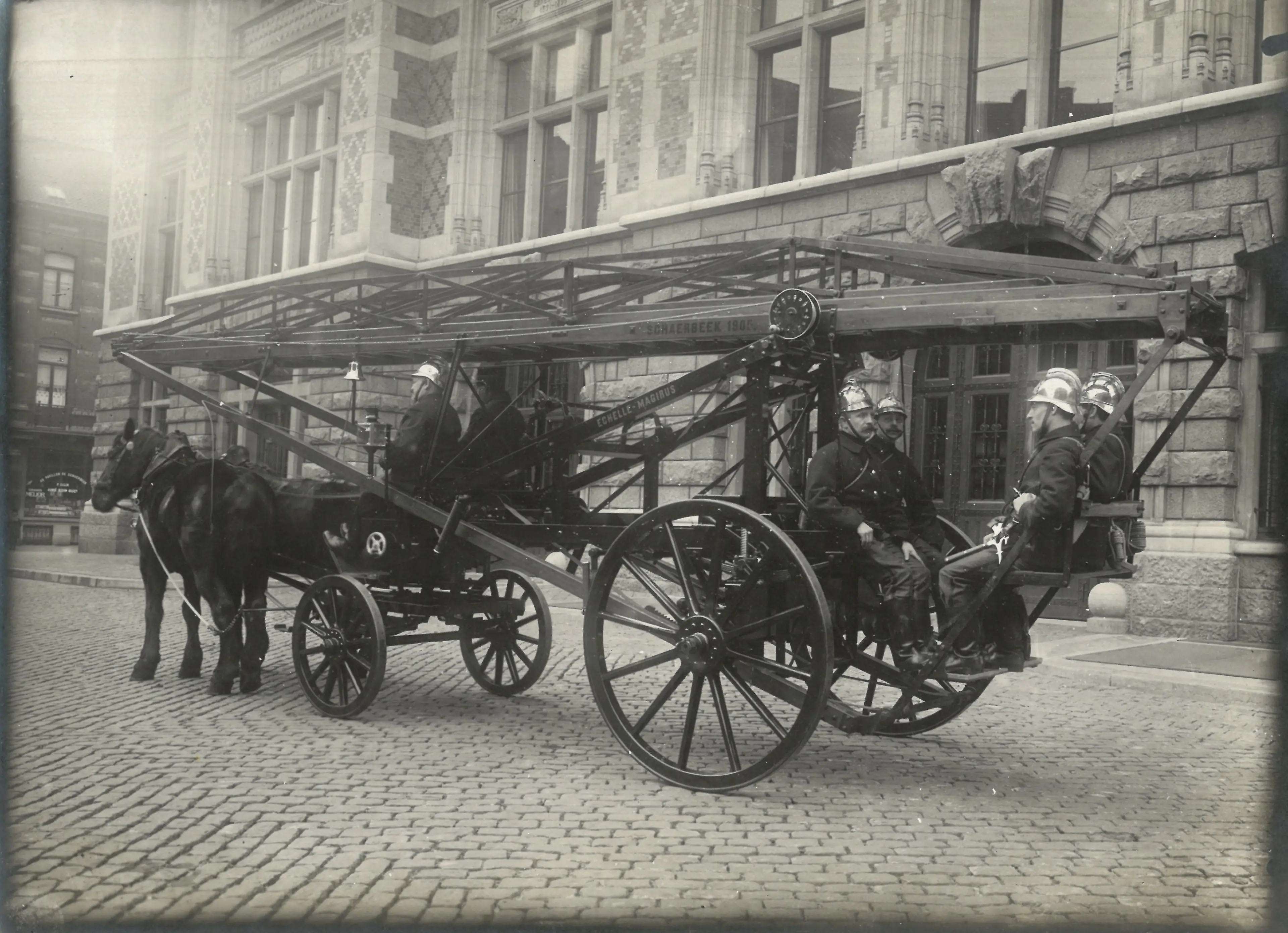Ancienne photo d'un véhicule de pompier datant de 1830 à 1913