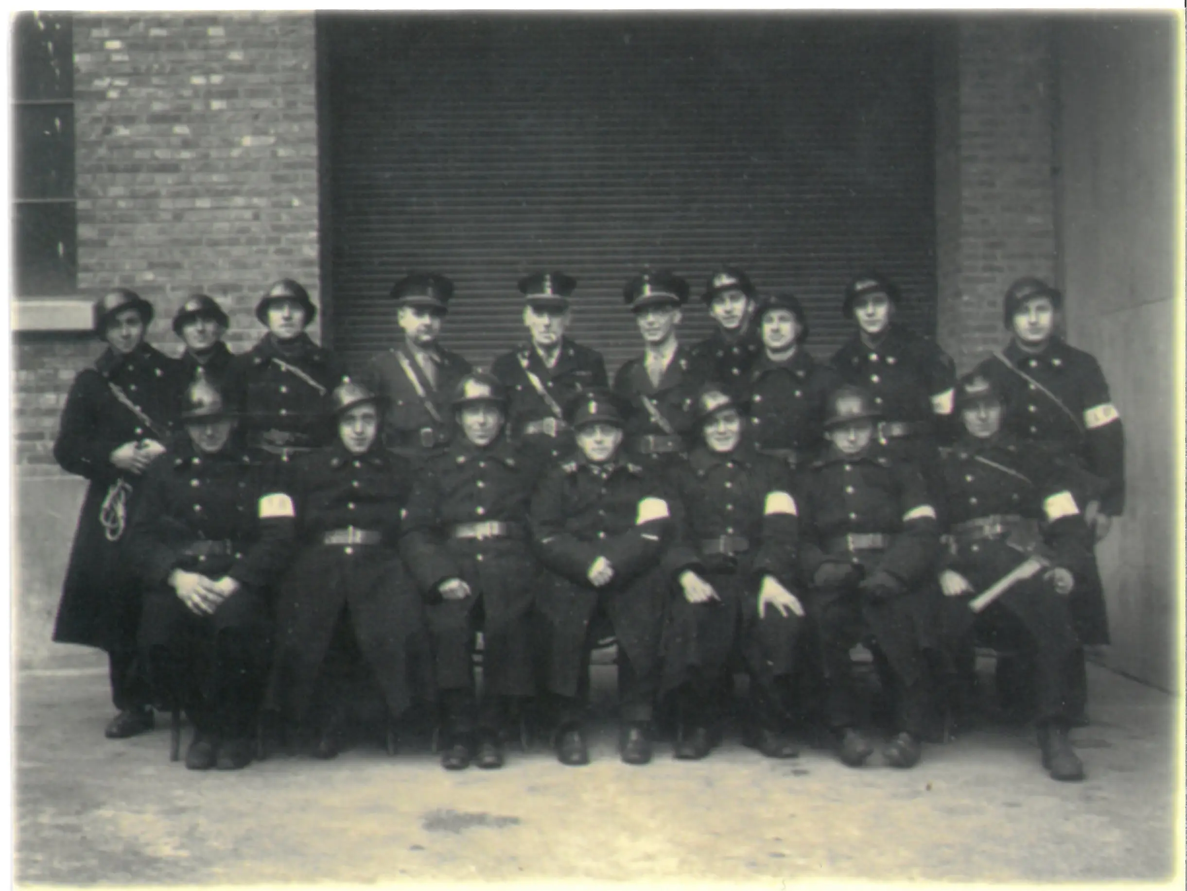 photo d'un groupe de pompiers prise entre 1931 et 1945