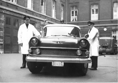 deux pompiers debout chacun d'un coté d'une voiture en 1945 et 1972