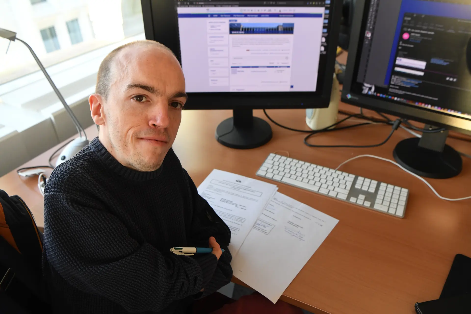 Chris signe son CDI à son bureau