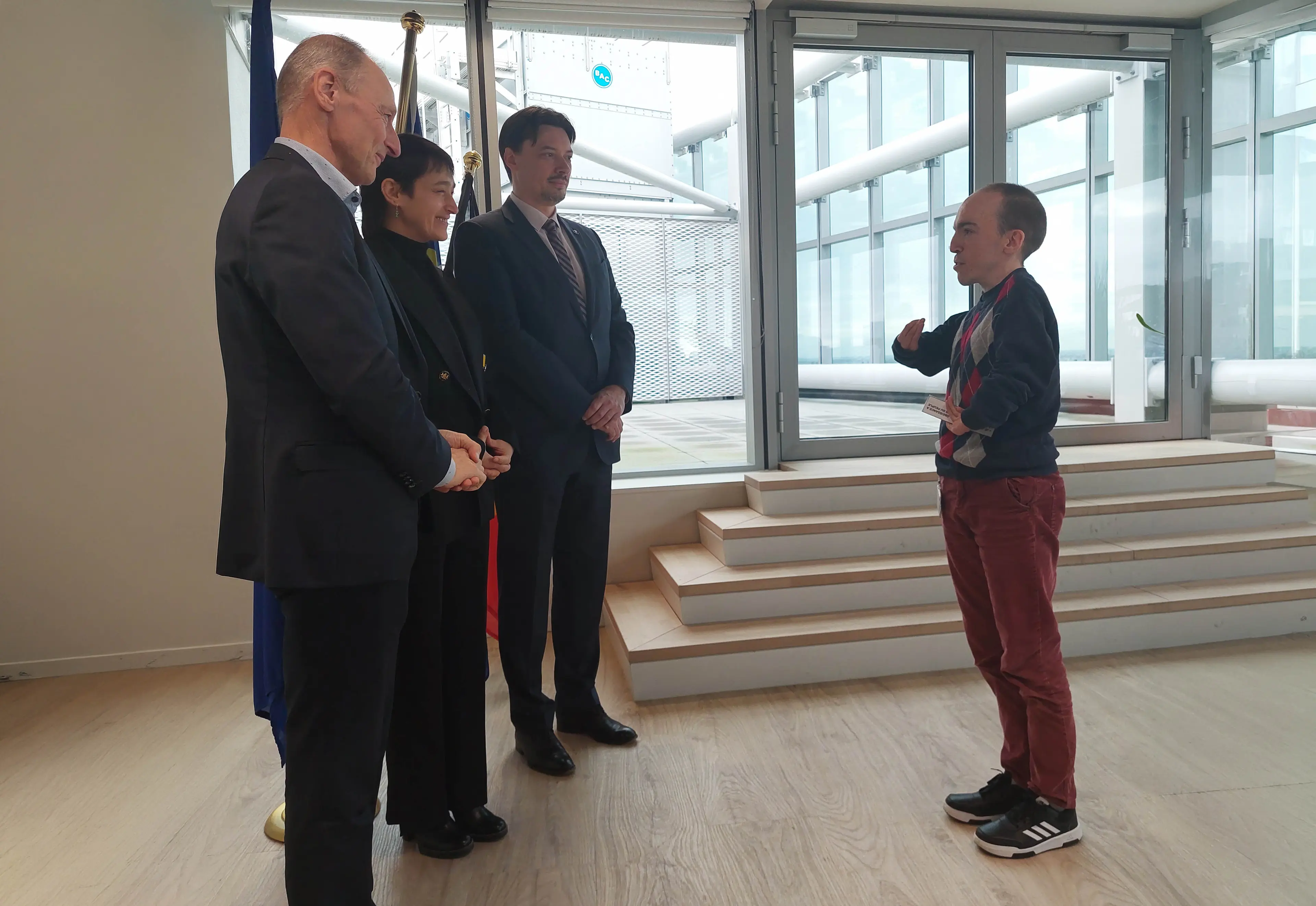 Christophe prétant serment devant la SG et 2 DG
